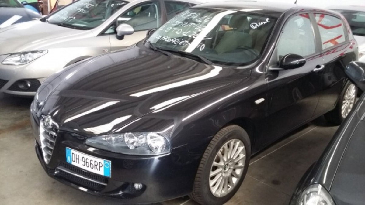 Alfa Romeo 147 1.9 JTD (120) 5 porte Distinctive (2)