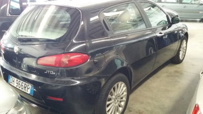 Alfa Romeo 147 1.9 JTD (120) 5 porte Distinctive (8)