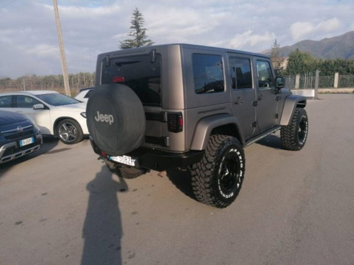 Jeep Wrangler Unlimited 2.8 CRD DPF Sahara (2)