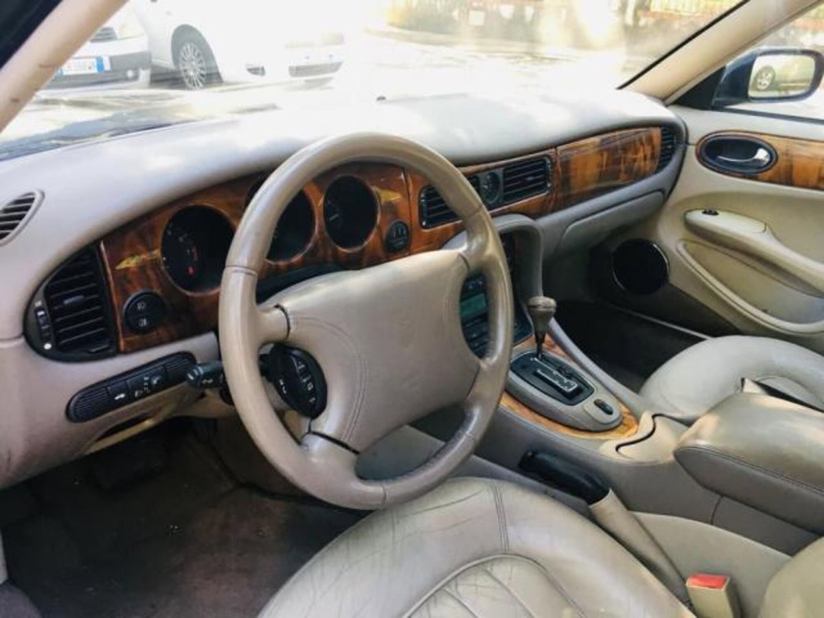 Jaguar XJ8 3.2 cat LWB (13)