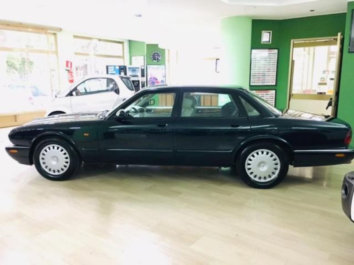 Jaguar XJ8 3.2 cat LWB (4)
