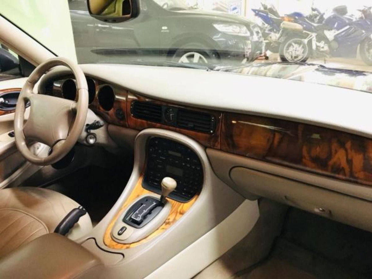Jaguar XJ8 3.2 cat LWB (7)