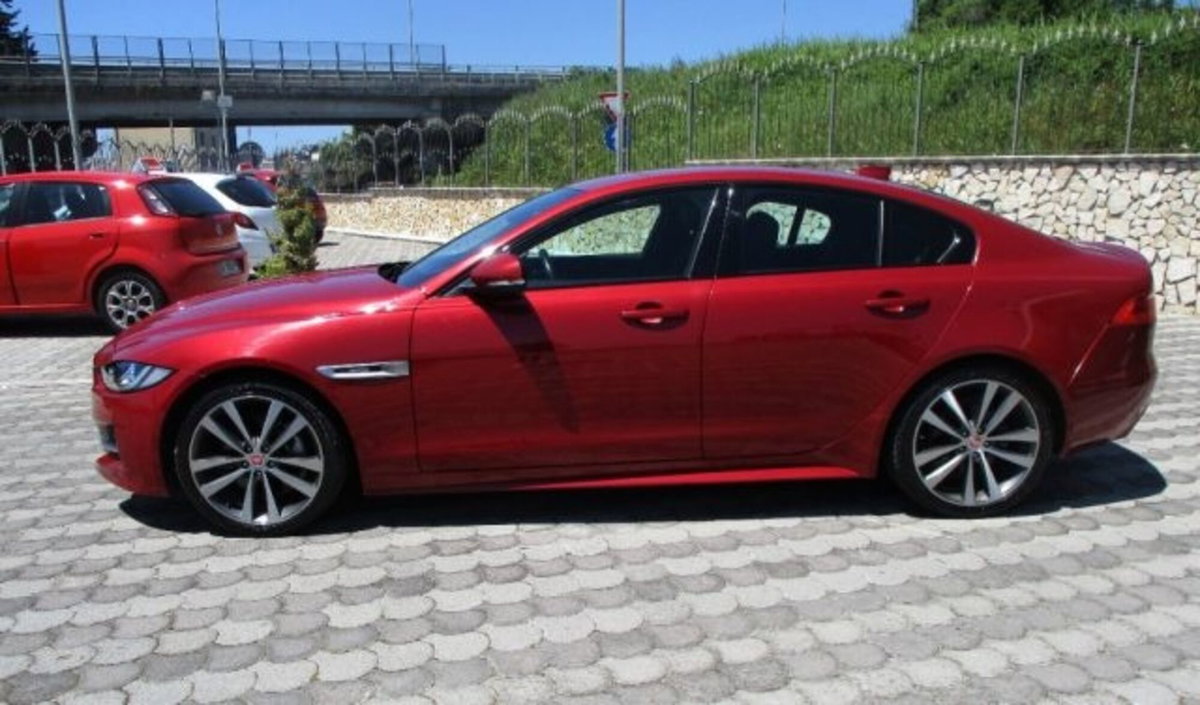 Jaguar XE 2.0 D Turbo 180CV Portfolio (2)