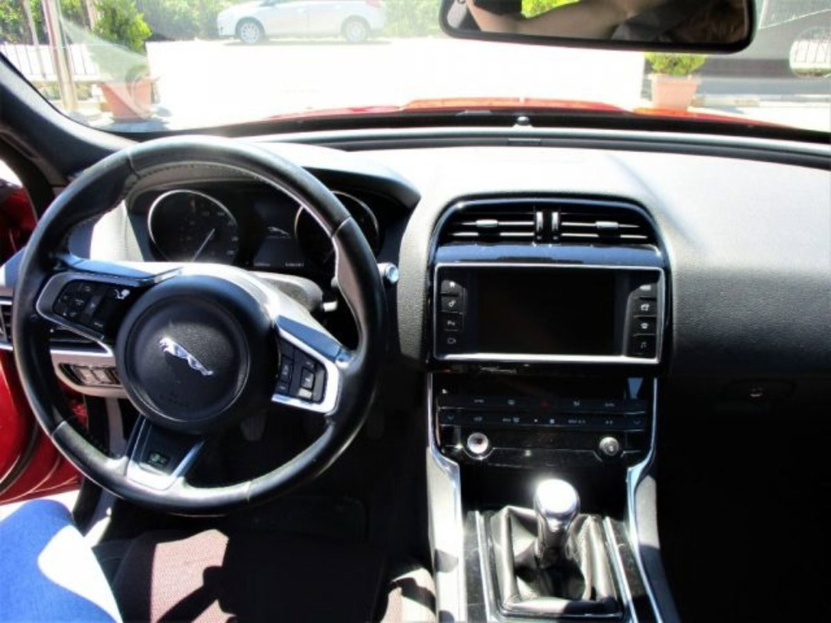 Jaguar XE 2.0 D Turbo 180CV Portfolio (3)