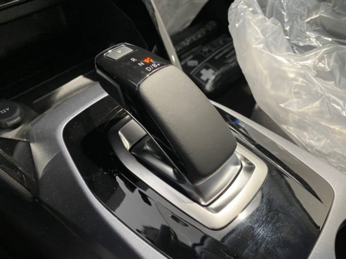 Peugeot 2008 motore elettrico 136 CV Allure Pack (16)