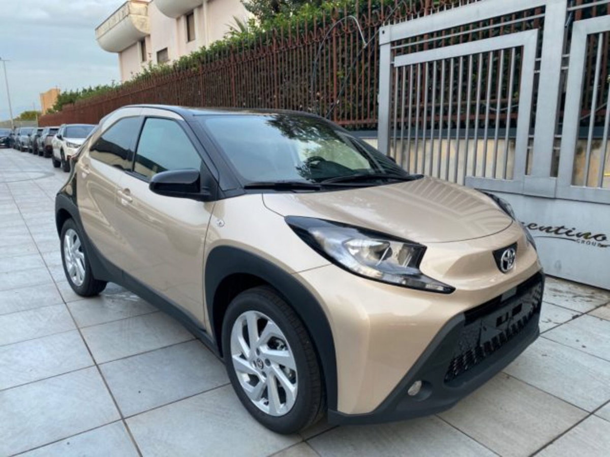 Toyota Aygo X 1.0 VVT-i 72 CV 5p. Undercover S-CVT (2)