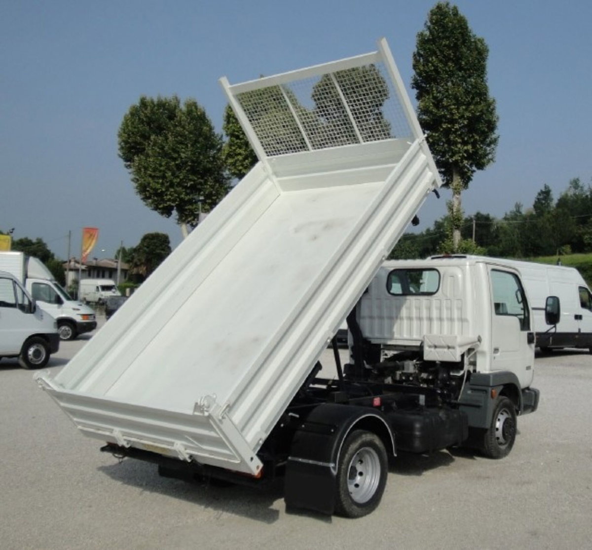 Nissan Cabstar 35.13 2.5 TDI 130CV PL-RG Cabinato Premium (3)