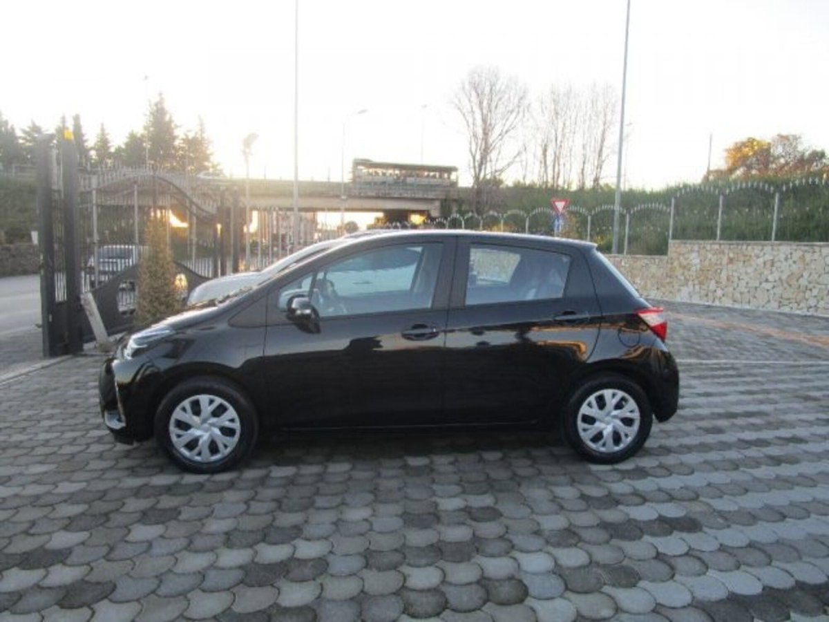 Toyota Yaris 1.0 5 porte (2)