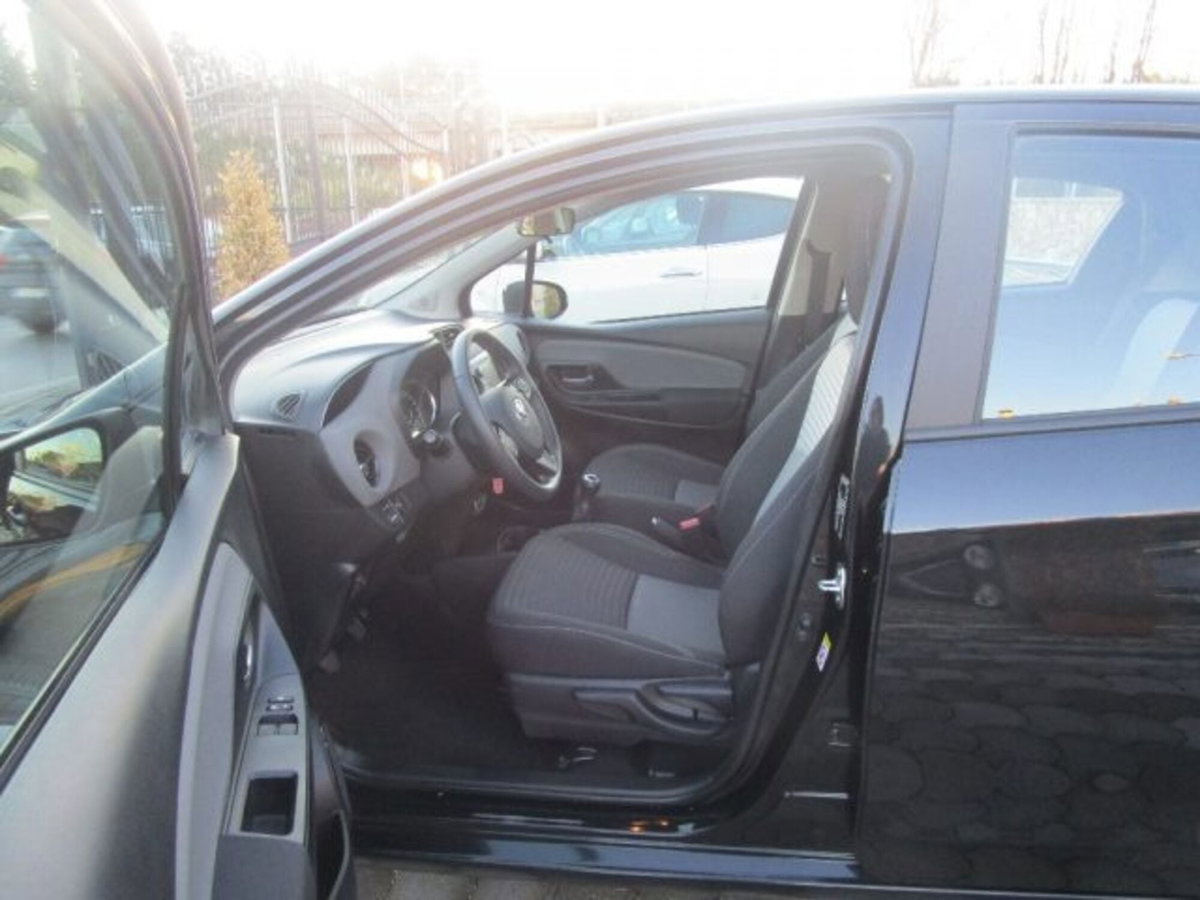 Toyota Yaris 1.0 5 porte (4)