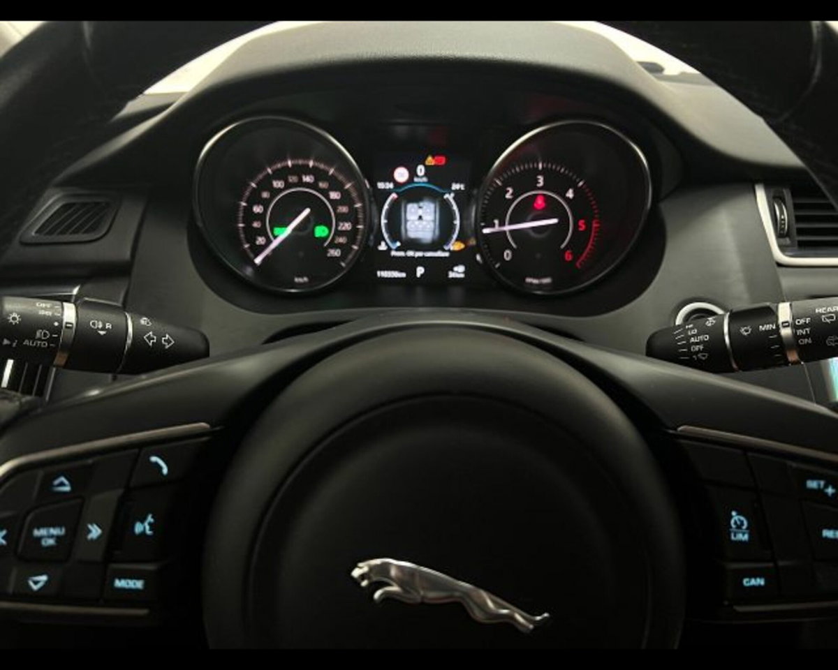 Jaguar E-Pace 2.0D 150 CV AWD (18)