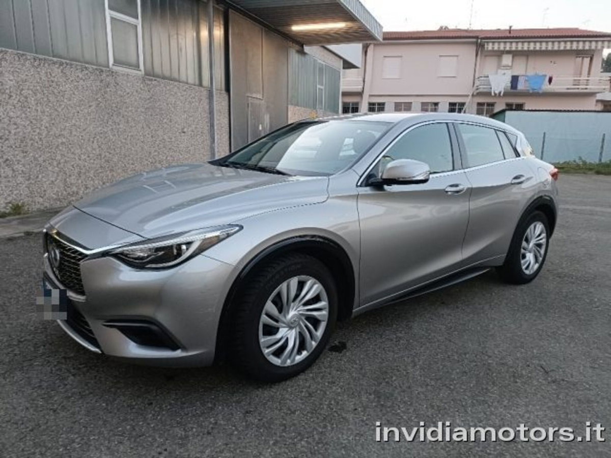 Infiniti Q30 1.5 diesel (2)
