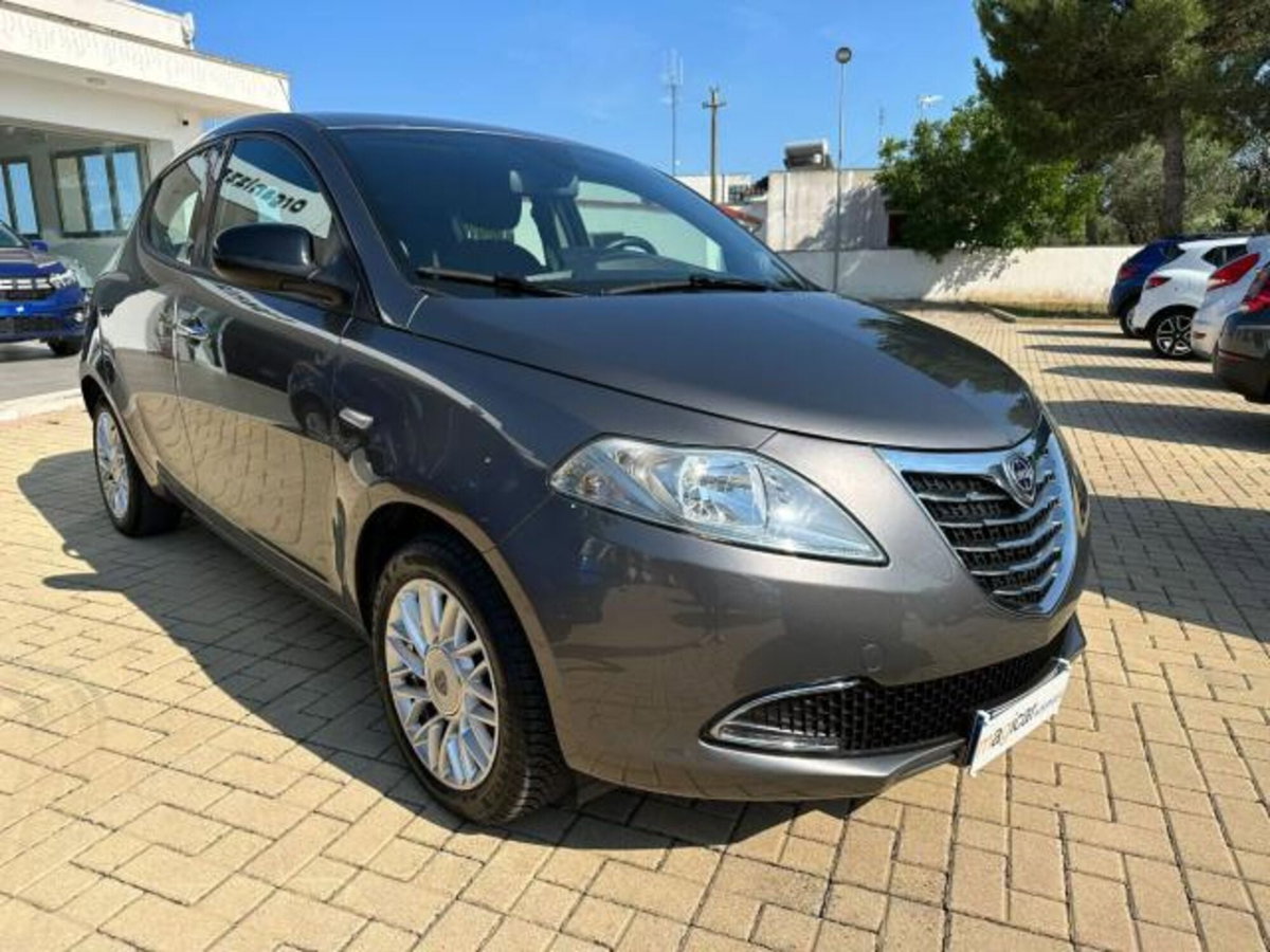 Lancia Ypsilon 1.2 69 CV 5 porte Gold (2)