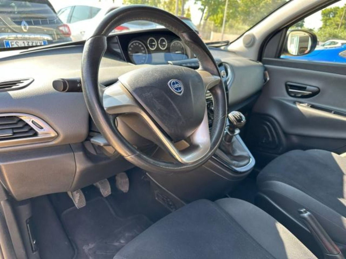 Lancia Ypsilon 1.2 69 CV 5 porte Gold (6)