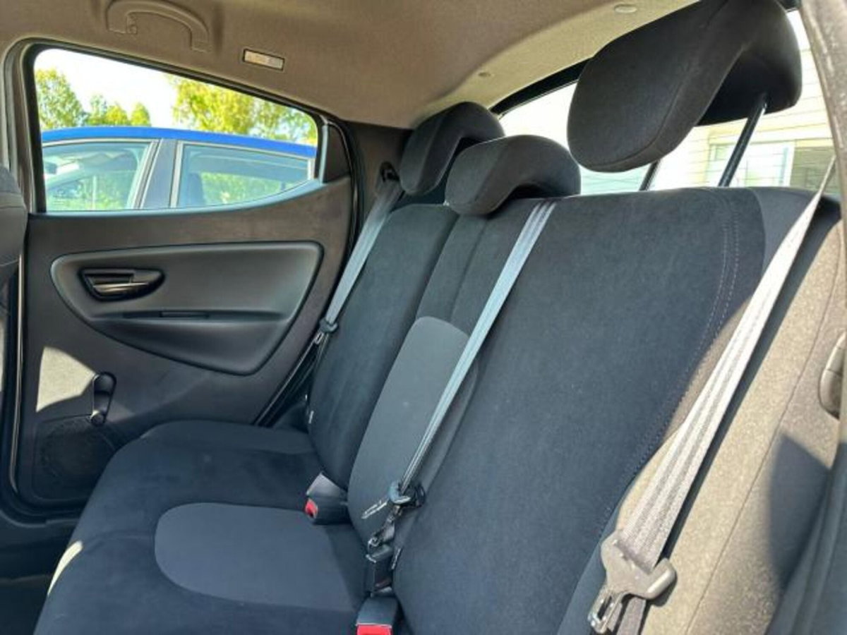 Lancia Ypsilon 1.2 69 CV 5 porte Gold (8)