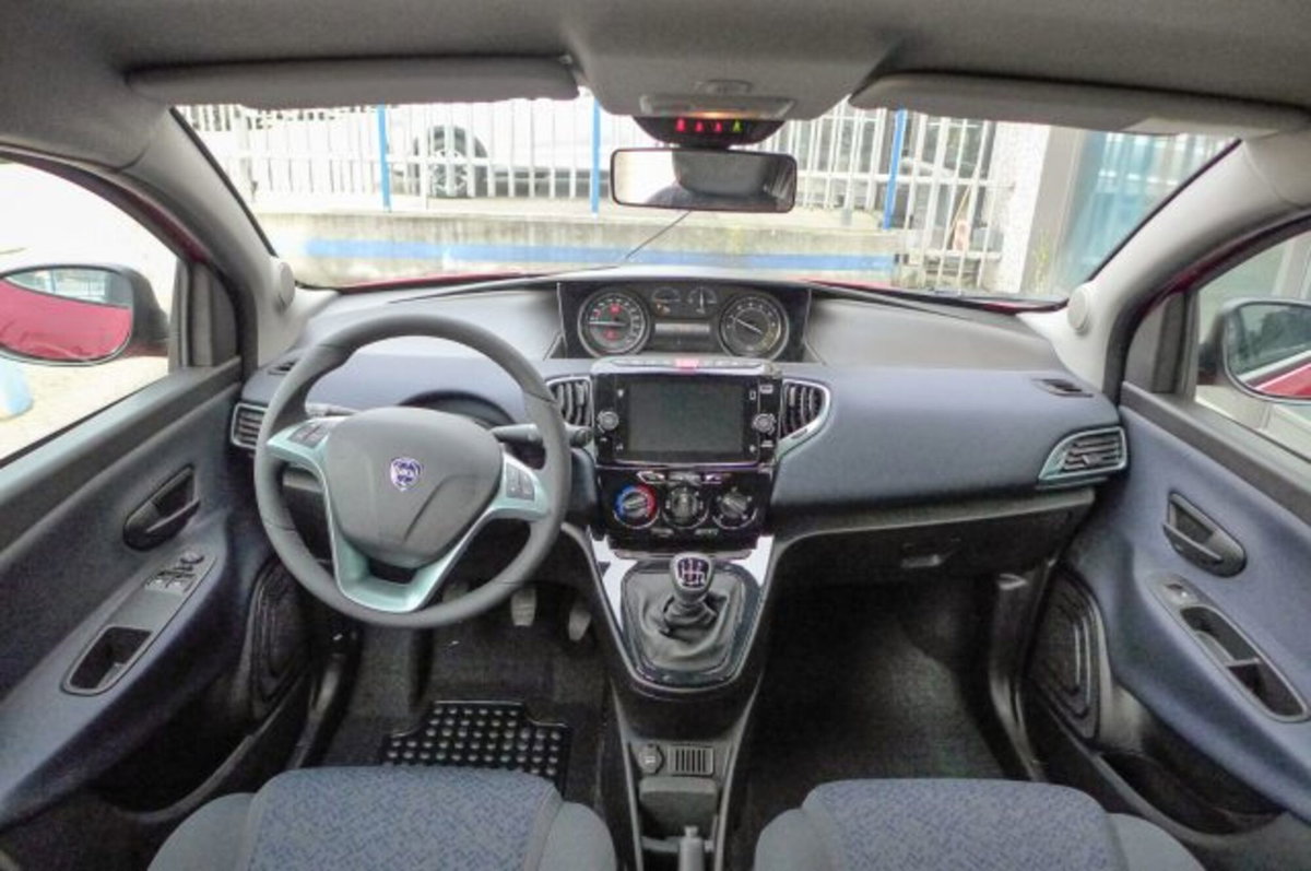Lancia Ypsilon 1.0 FireFly 5 porte S&S Hybrid Ecochic Gold (10)