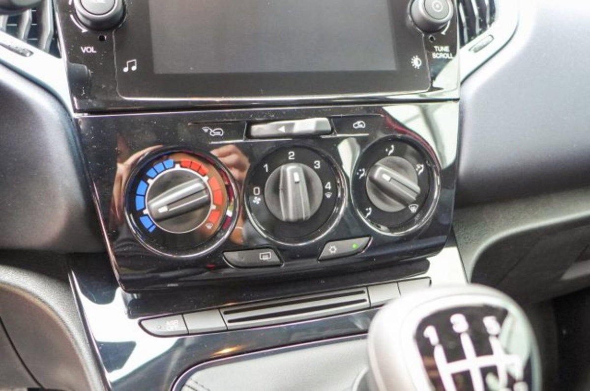 Lancia Ypsilon 1.0 FireFly 5 porte S&S Hybrid Ecochic Gold (13)