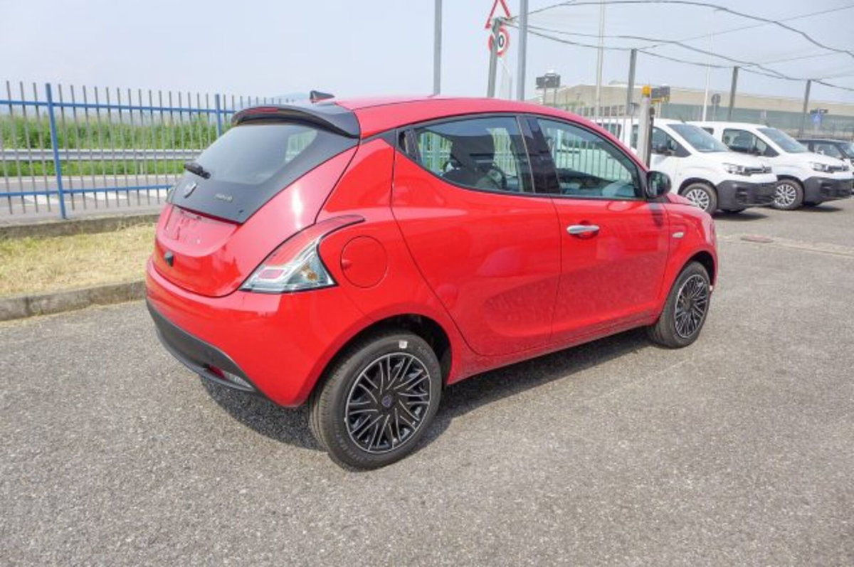 Lancia Ypsilon 1.0 FireFly 5 porte S&S Hybrid Ecochic Gold (3)