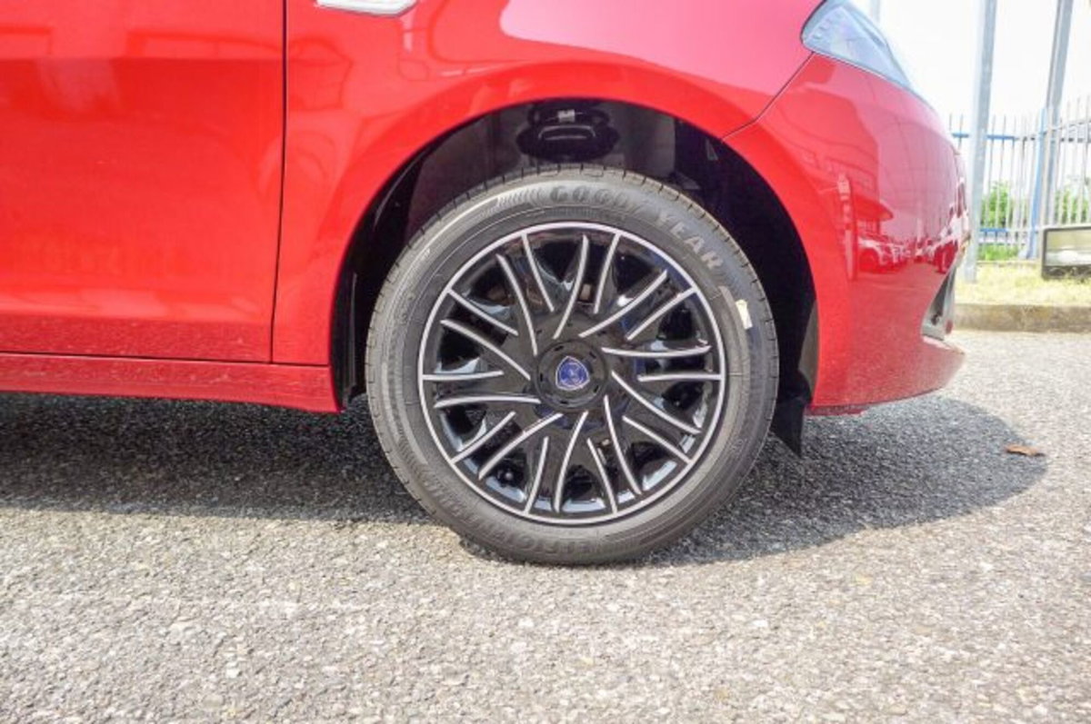 Lancia Ypsilon 1.0 FireFly 5 porte S&S Hybrid Ecochic Gold (6)