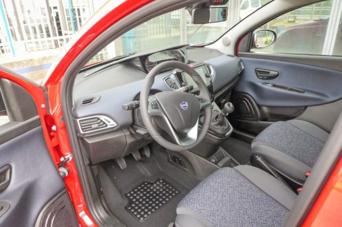 Lancia Ypsilon 1.0 FireFly 5 porte S&S Hybrid Ecochic Gold (7)