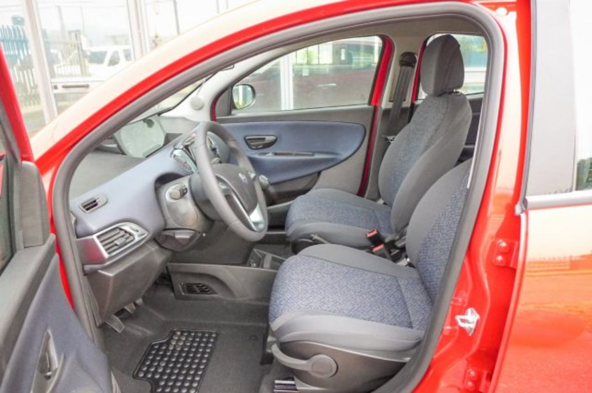 Lancia Ypsilon 1.0 FireFly 5 porte S&S Hybrid Ecochic Gold (8)