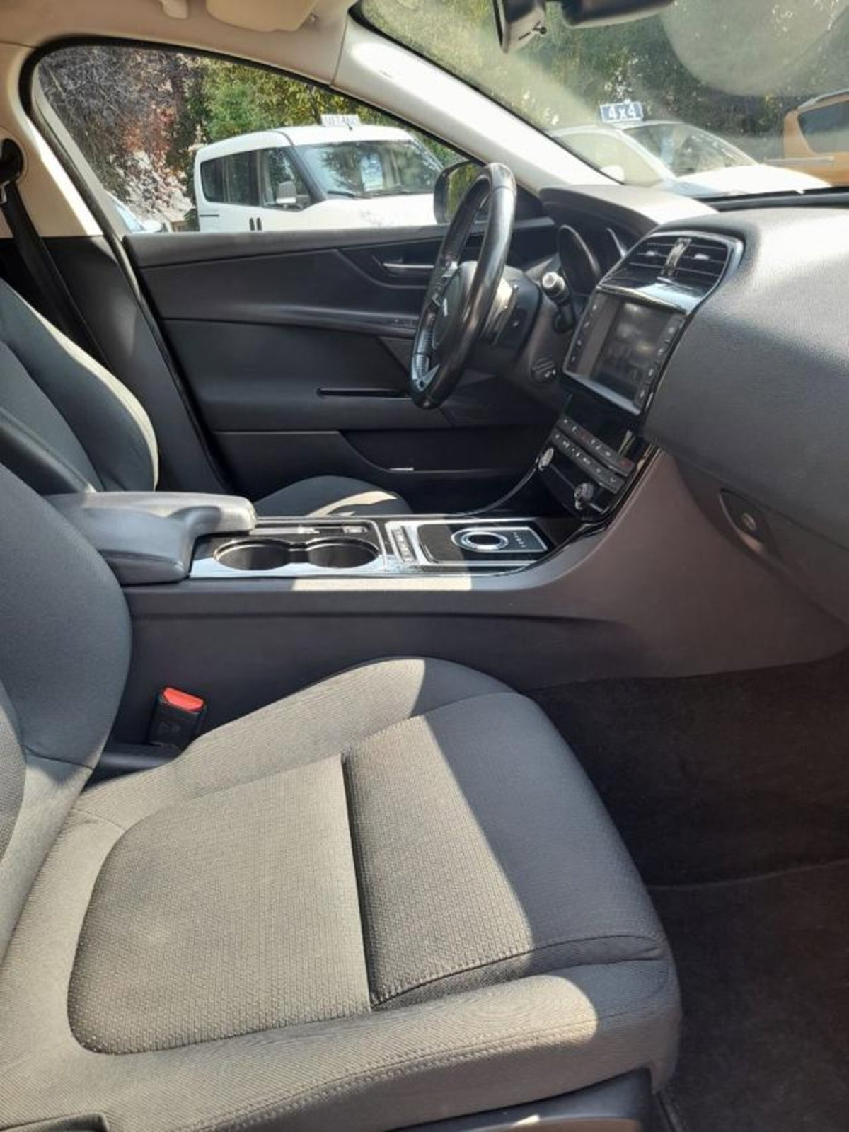 Jaguar XE 2.0 D Turbo 180CV aut. Pure (10)
