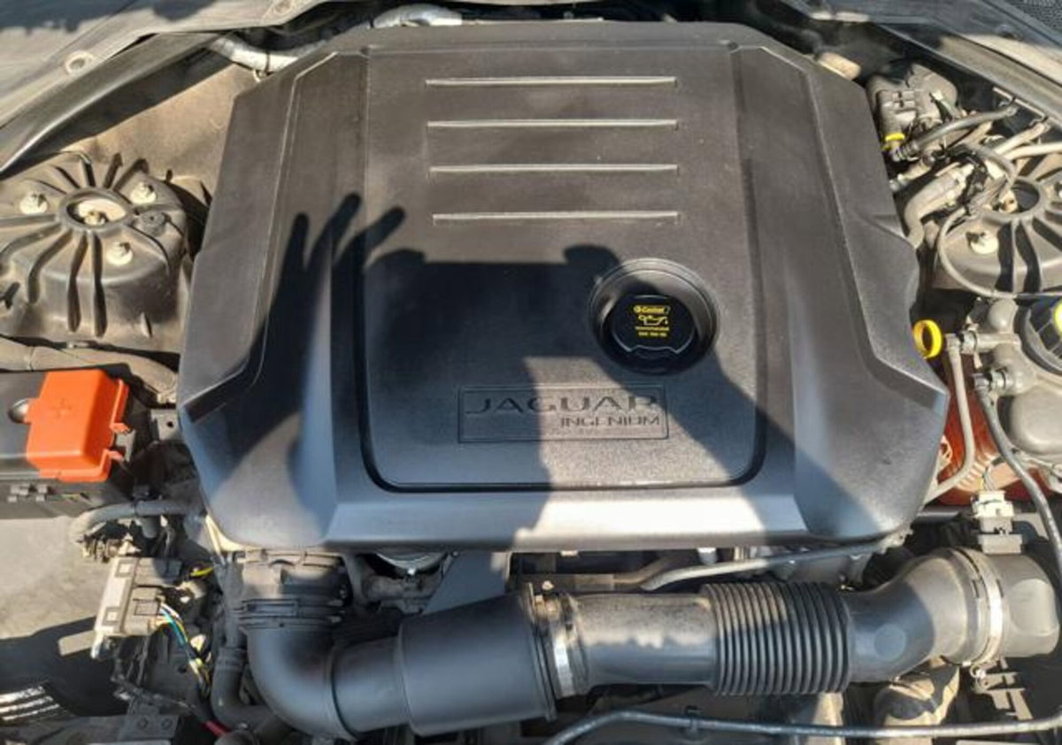 Jaguar XE 2.0 D Turbo 180CV aut. Pure (14)