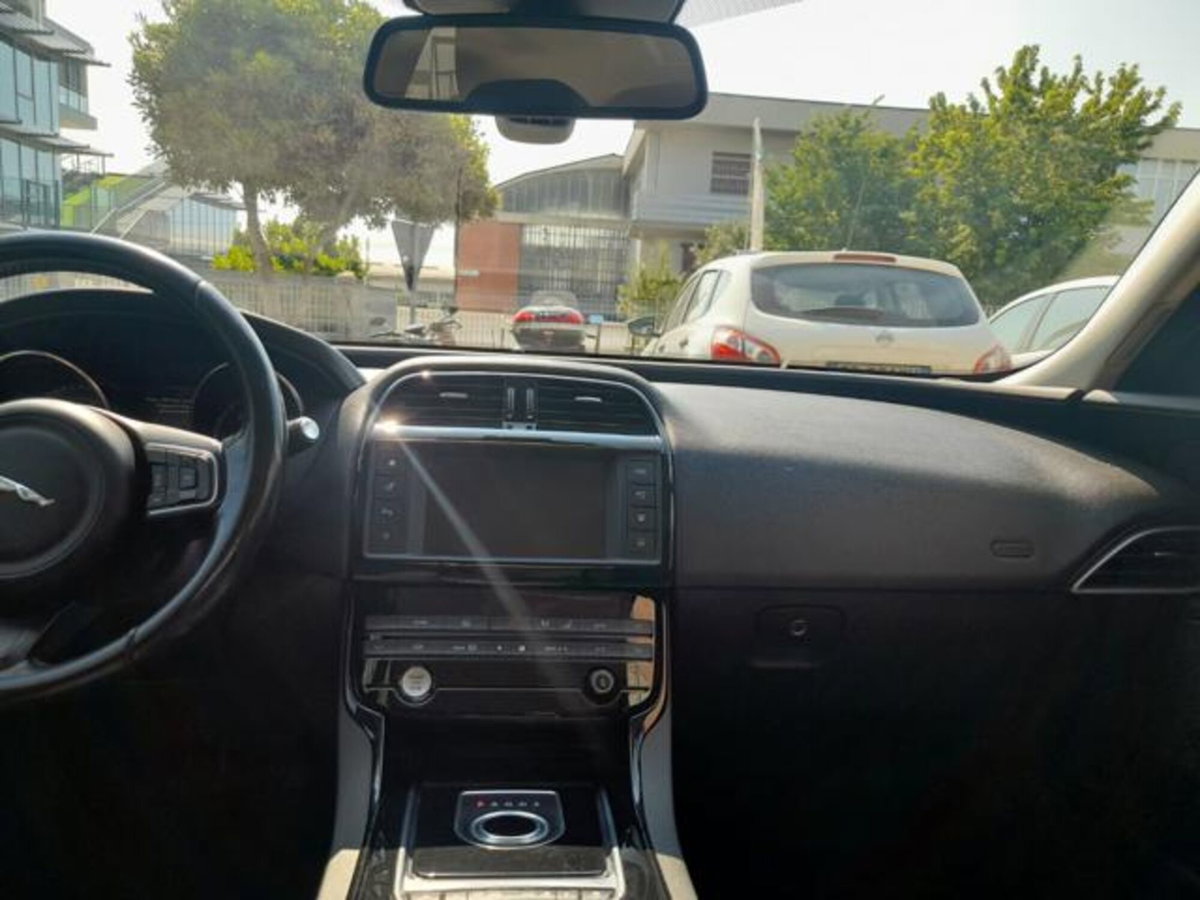 Jaguar XE 2.0 D Turbo 180CV aut. Pure (8)