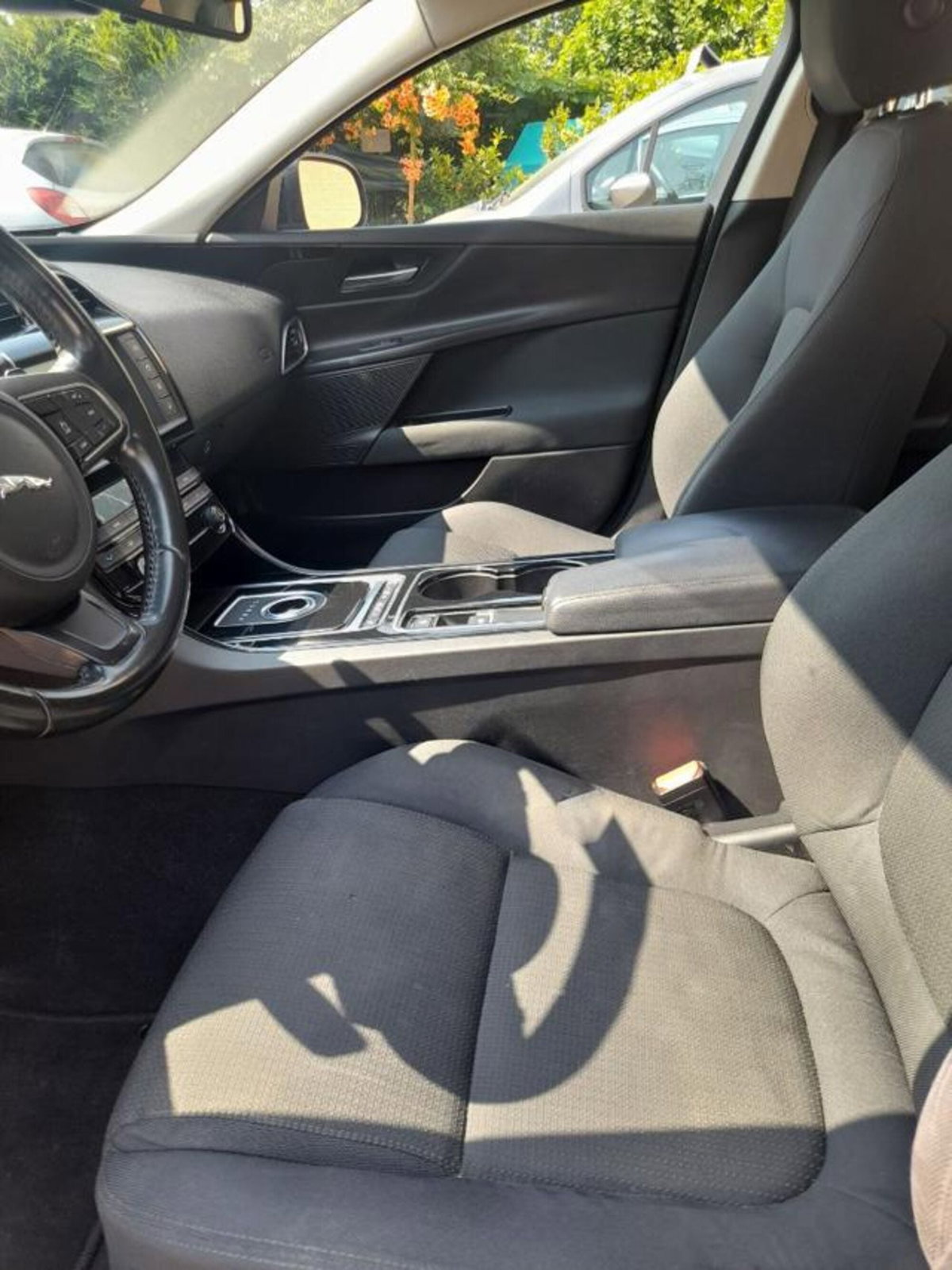 Jaguar XE 2.0 D Turbo 180CV aut. Pure (9)