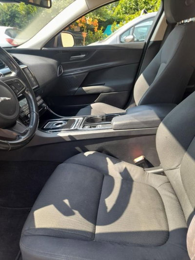 Jaguar XE 2.0 D Turbo 180CV aut. Pure (9)