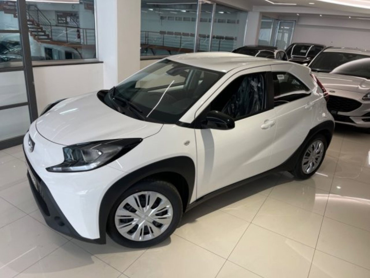 Toyota Aygo X 1.0 Active 72cv (2)