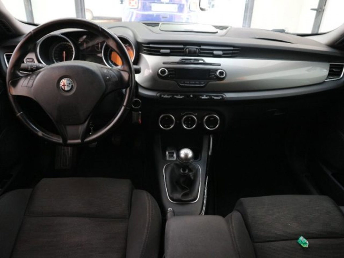 Alfa Romeo Giulietta 1.6 JTDm-2 Distinctive (10)
