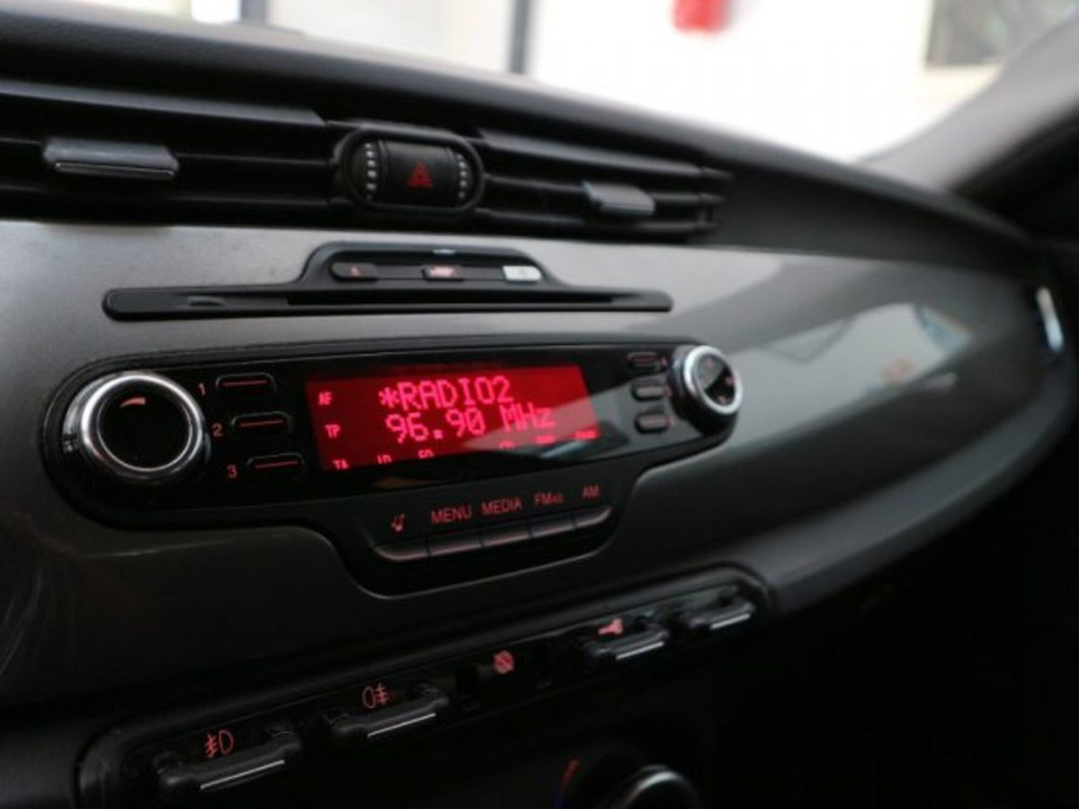 Alfa Romeo Giulietta 1.6 JTDm-2 Distinctive (12)