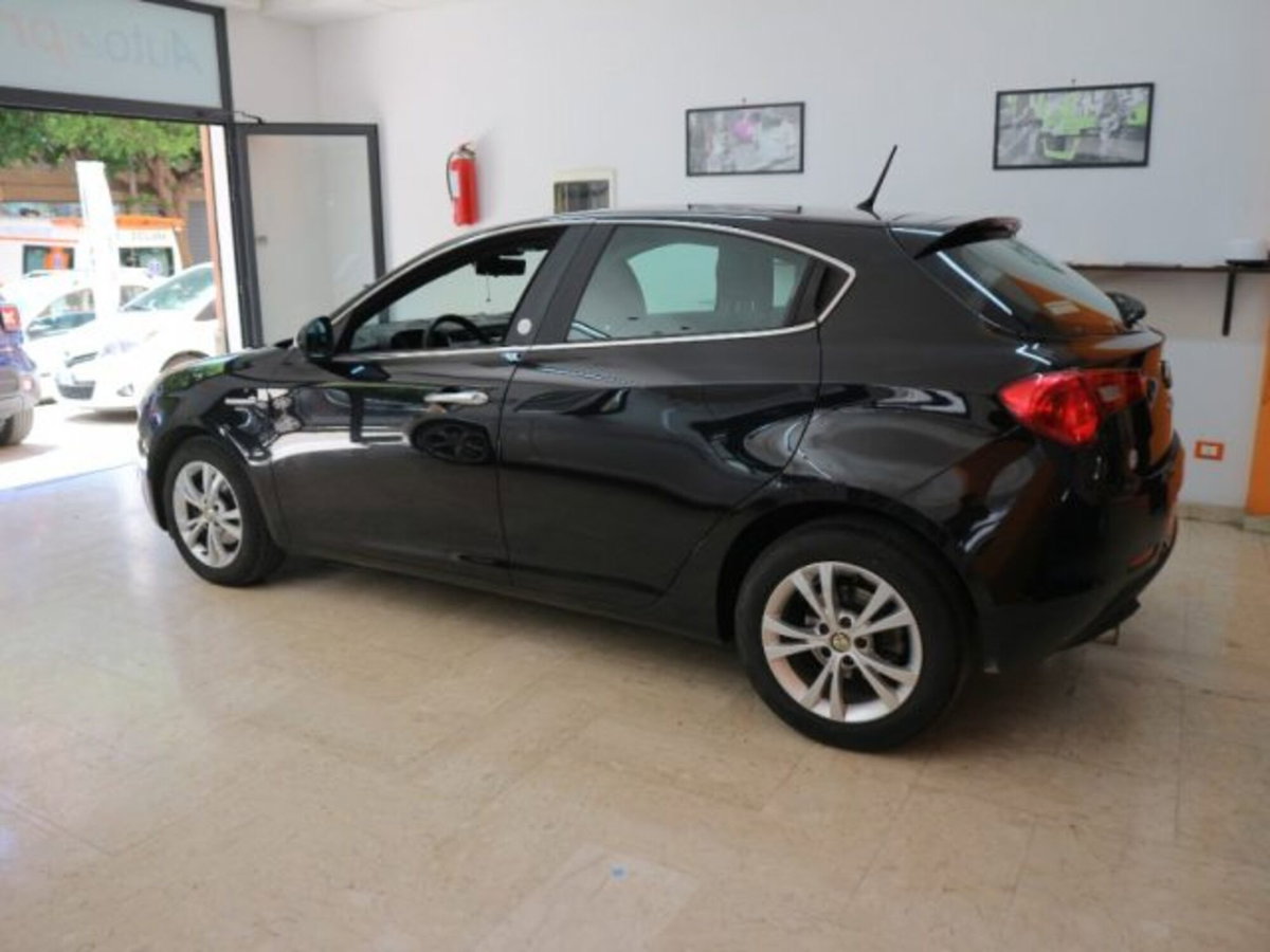 Alfa Romeo Giulietta 1.6 JTDm-2 Distinctive (4)