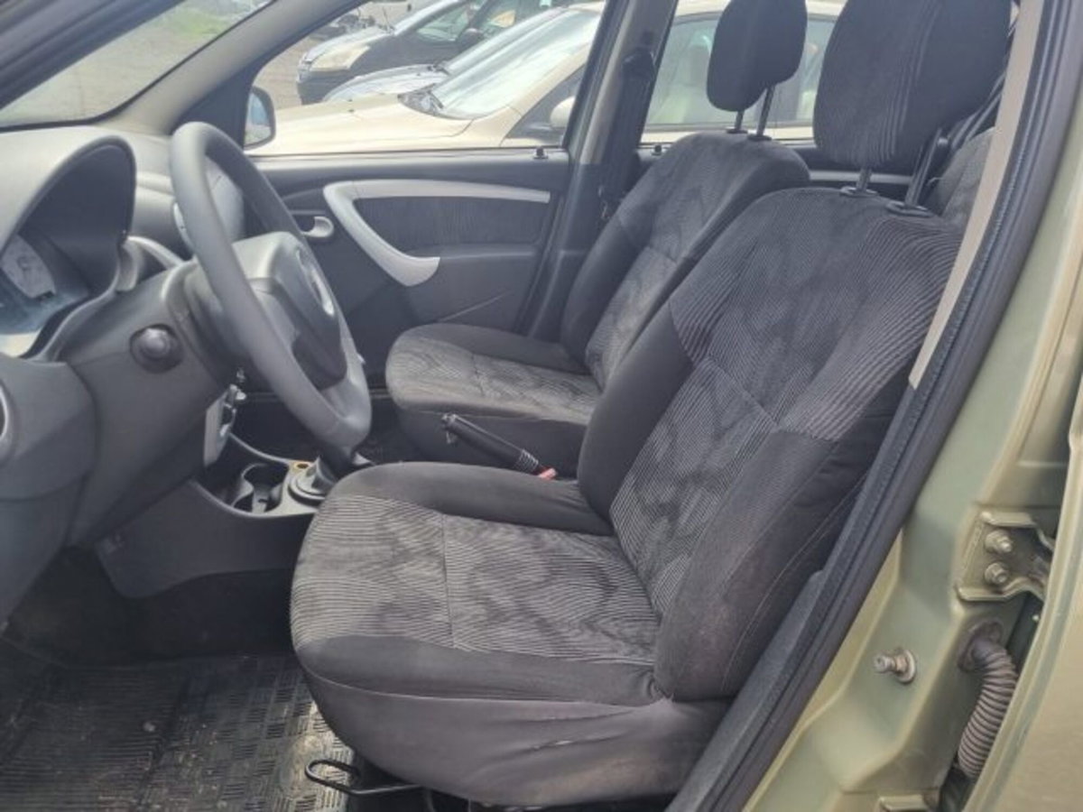 Dacia Sandero 1.5 dCi 85CV Lauréate (13)