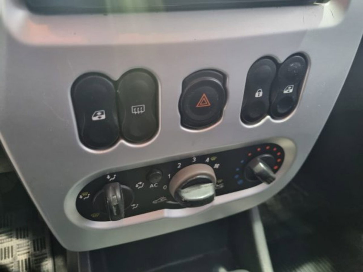 Dacia Sandero 1.5 dCi 85CV Lauréate (8)