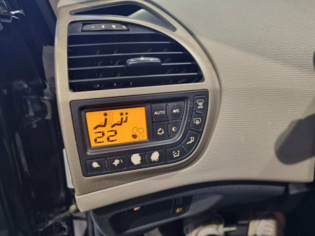Citroen C4 Picasso 1.6 HDi 110 FAP Elegance (11)
