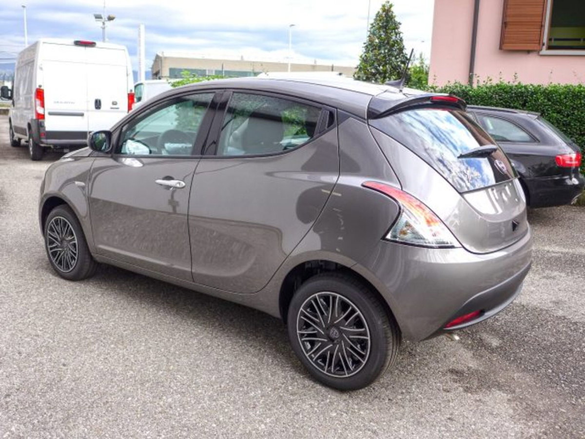 Lancia Ypsilon 1.0 FireFly 5 porte S&S Hybrid Ecochic Gold (2)
