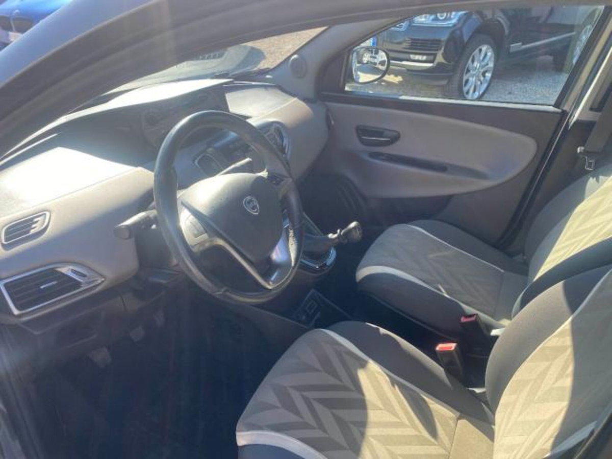 Lancia Ypsilon 1.2 69 CV 5 porte Platinum (8)