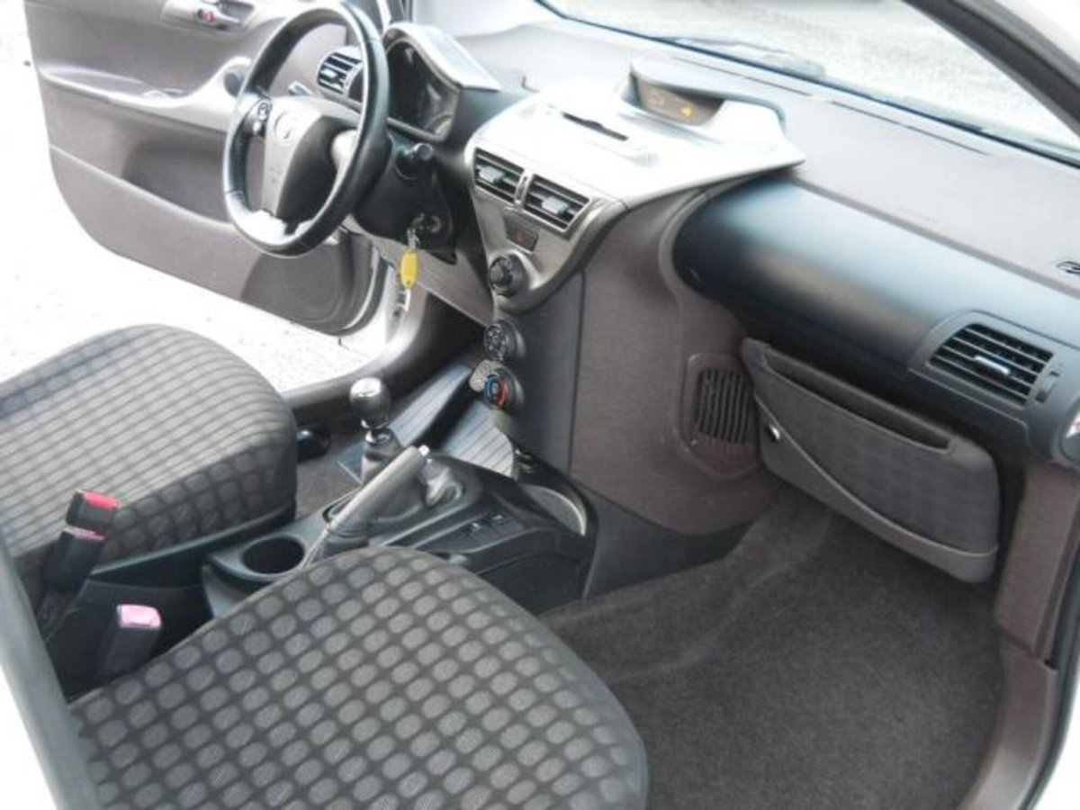 Toyota iQ 1.3 Executive (16)