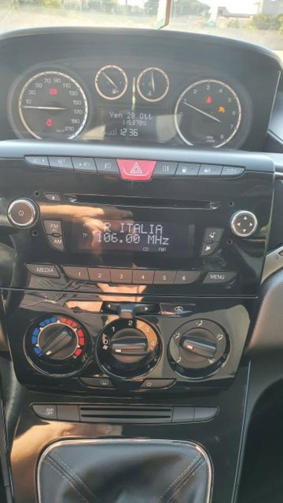 Lancia Ypsilon 0.9 TwinAir 85 CV 5 porte Metano Ecochic Gold (12)