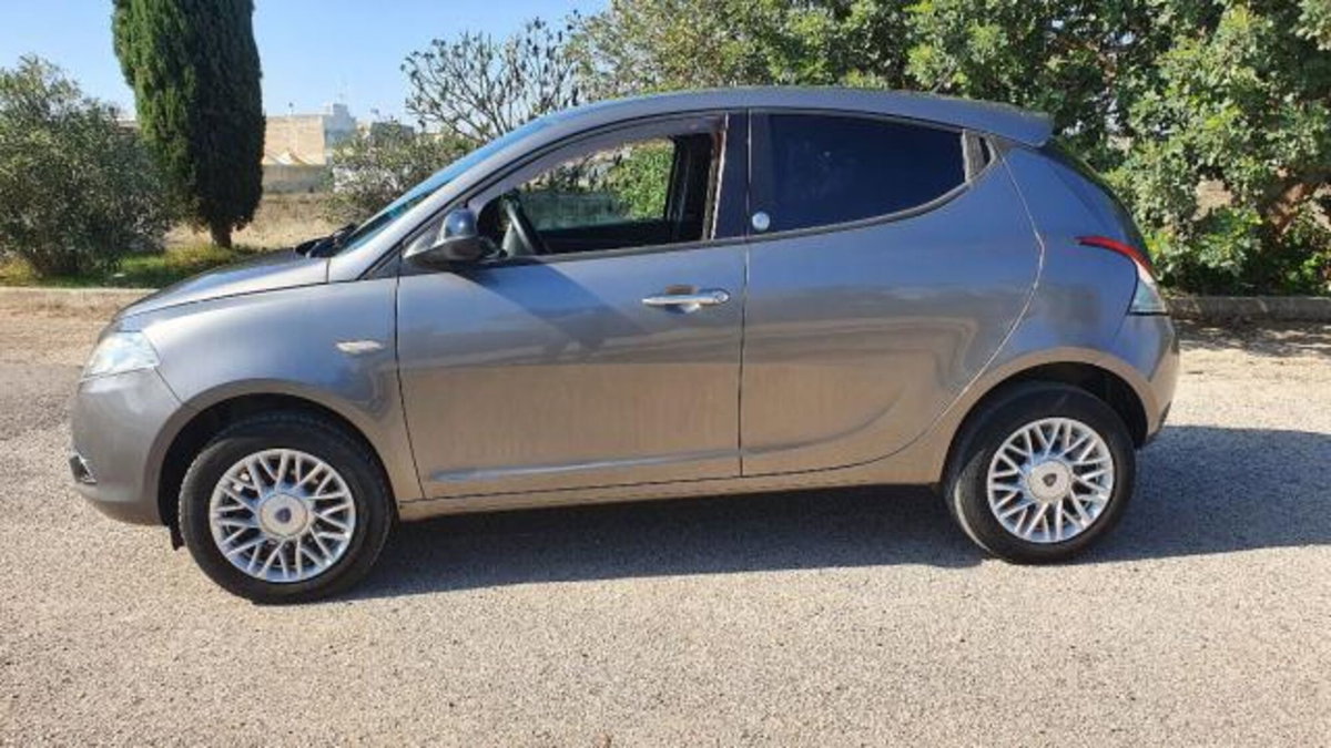 Lancia Ypsilon 0.9 TwinAir 85 CV 5 porte Metano Ecochic Gold (2)