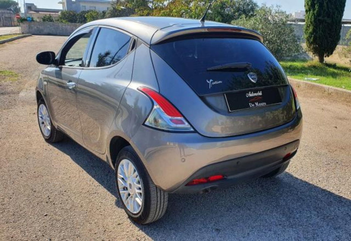Lancia Ypsilon 0.9 TwinAir 85 CV 5 porte Metano Ecochic Gold (3)