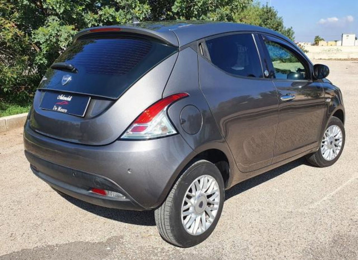 Lancia Ypsilon 0.9 TwinAir 85 CV 5 porte Metano Ecochic Gold (5)