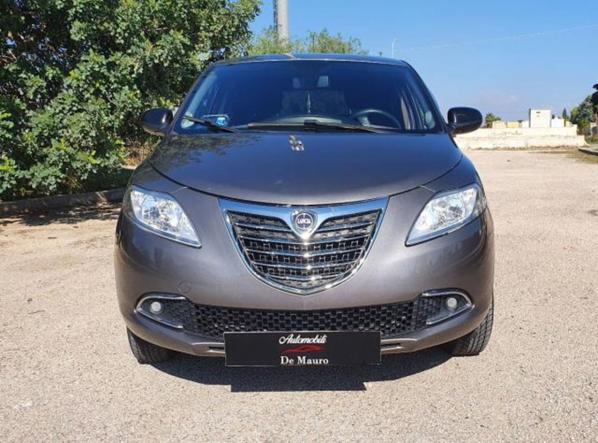 Lancia Ypsilon 0.9 TwinAir 85 CV 5 porte Metano Ecochic Gold (9)