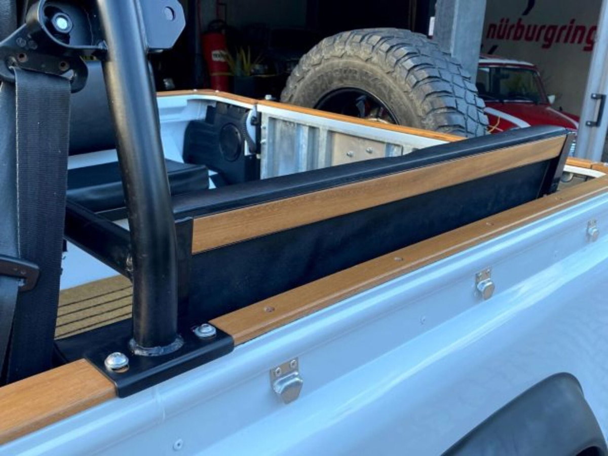 Land Rover Defender 90 2.2 TD4 Station Wagon N1 (2)