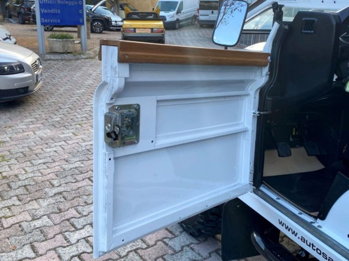 Land Rover Defender 90 2.2 TD4 Station Wagon N1 (13)