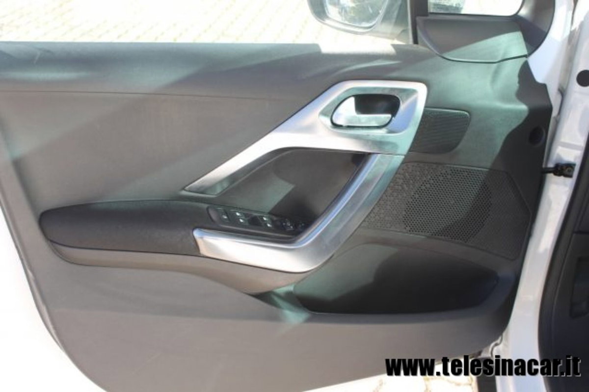 Peugeot 2008 120 EAT6 S&S Allure (17)