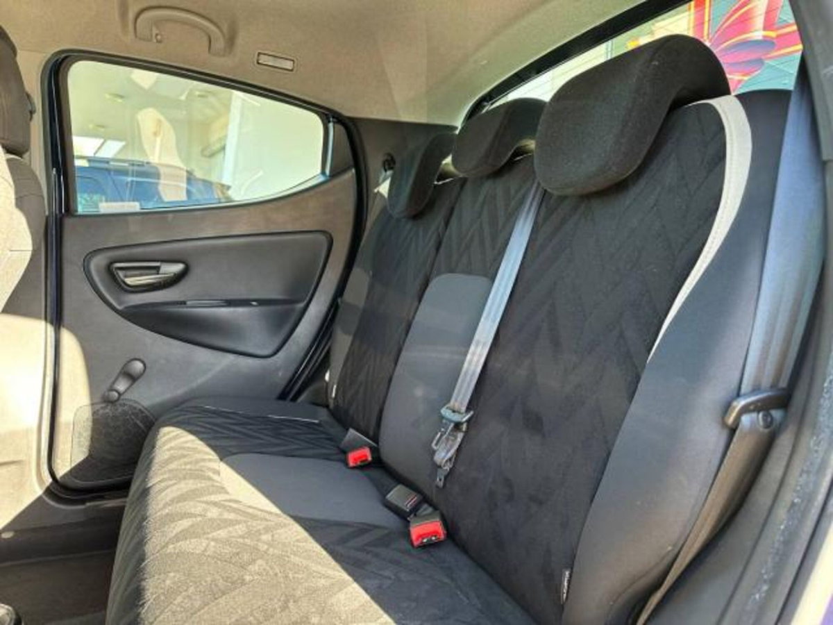 Lancia Ypsilon 1.3 MJT 16V 95 CV 5 porte S&S Gold (9)