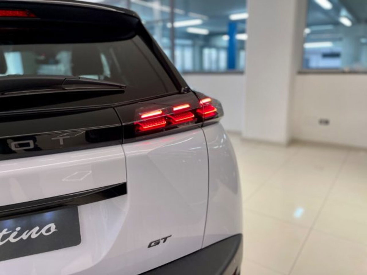 Peugeot 2008 BlueHDi 130 S&S EAT8 GT (13)