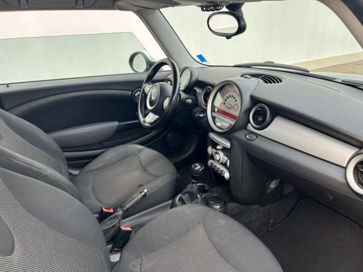 MINI Mini 1.6 16V Cooper D (5)
